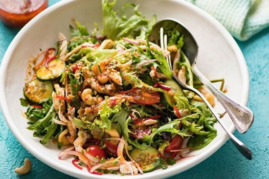 Salad ức gà kiểu Thái chống ngấy ngày Tết