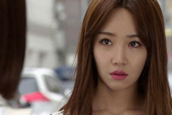 Gặp vợ cũ của chồng lúc đi sắm Tết, cô gái không dám ngước mặt lên nhìn-2