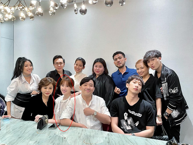 Trấn Thành khoe ảnh tụ họp cùng hội bạn mừng sinh nhật, Hari Won thành tâm điểm vì lộ bụng lùm lùm đáng nghi-1