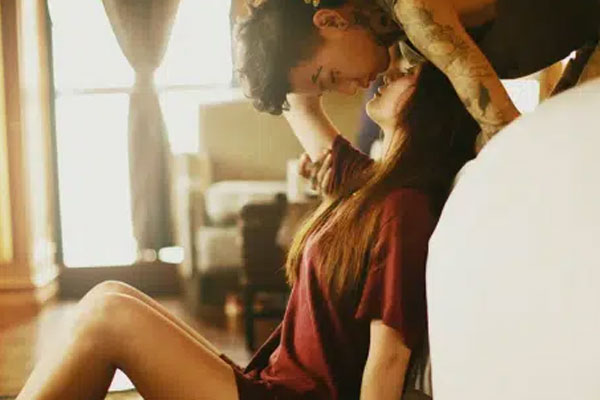 Nghe phút trải lòng của người vợ từng bị phản bội vì không hòa hợp chuyện chăn gối, phụ nữ bất ngờ nhận ra: Để đàn ông mê mệt đôi khi đơn giản như thế này”-1