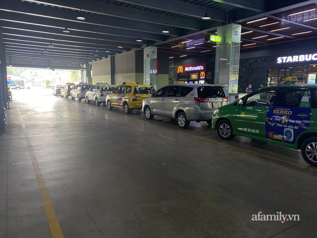 TP.HCM: Lo ngại dịch bệnh, người dân mặc đồ bảo hộ kín mít ra sân bay về quê ăn Tết-9