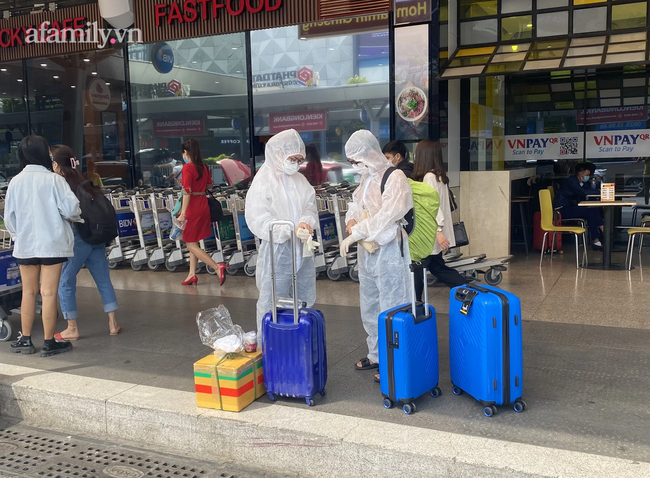 TP.HCM: Lo ngại dịch bệnh, người dân mặc đồ bảo hộ kín mít ra sân bay về quê ăn Tết-3