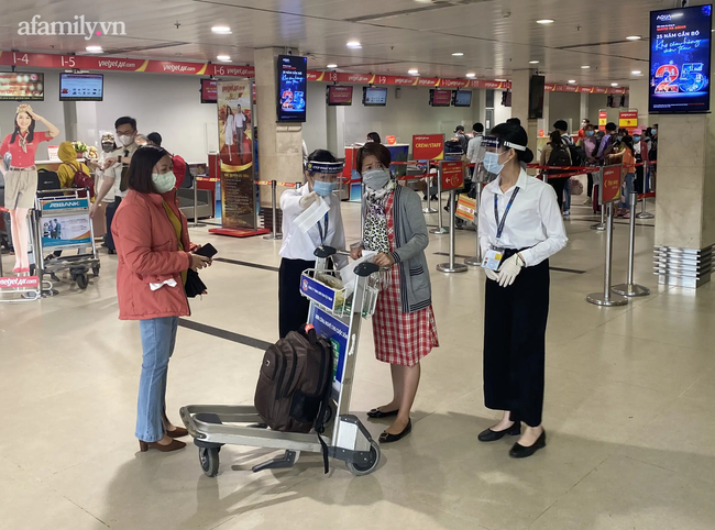 TP.HCM: Lo ngại dịch bệnh, người dân mặc đồ bảo hộ kín mít ra sân bay về quê ăn Tết-7