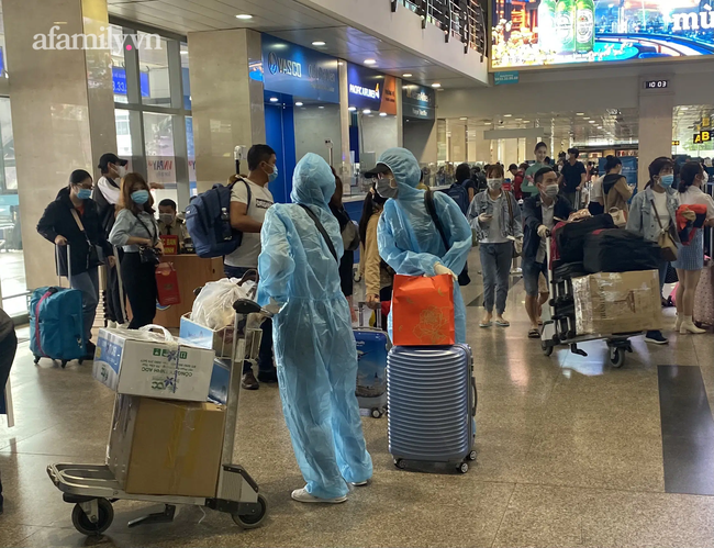TP.HCM: Lo ngại dịch bệnh, người dân mặc đồ bảo hộ kín mít ra sân bay về quê ăn Tết-4