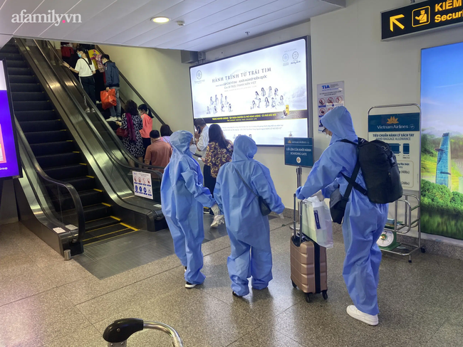 TP.HCM: Lo ngại dịch bệnh, người dân mặc đồ bảo hộ kín mít ra sân bay về quê ăn Tết-5
