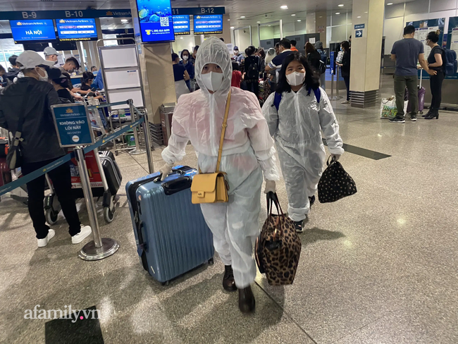 TP.HCM: Lo ngại dịch bệnh, người dân mặc đồ bảo hộ kín mít ra sân bay về quê ăn Tết-6