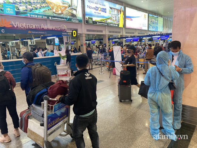 TP.HCM: Lo ngại dịch bệnh, người dân mặc đồ bảo hộ kín mít ra sân bay về quê ăn Tết-10