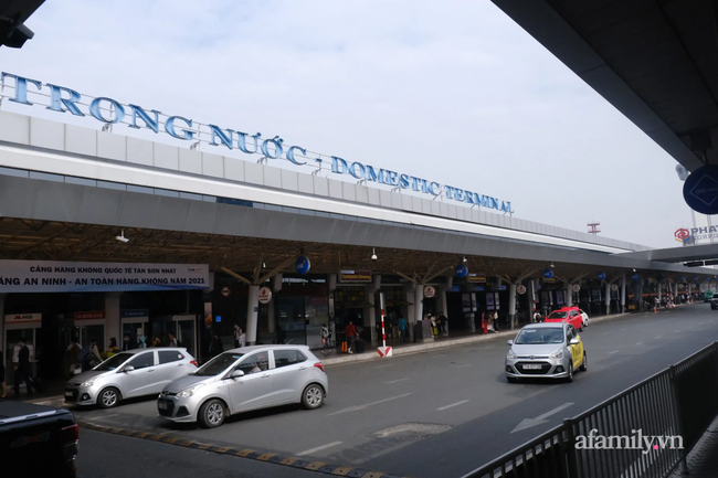 TP.HCM: Lo ngại dịch bệnh, người dân mặc đồ bảo hộ kín mít ra sân bay về quê ăn Tết-8