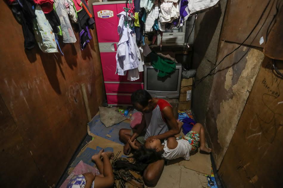 Câu chuyện phía sau bức ảnh người cha nhịn đói lặng nhìn con ăn gà rán-2