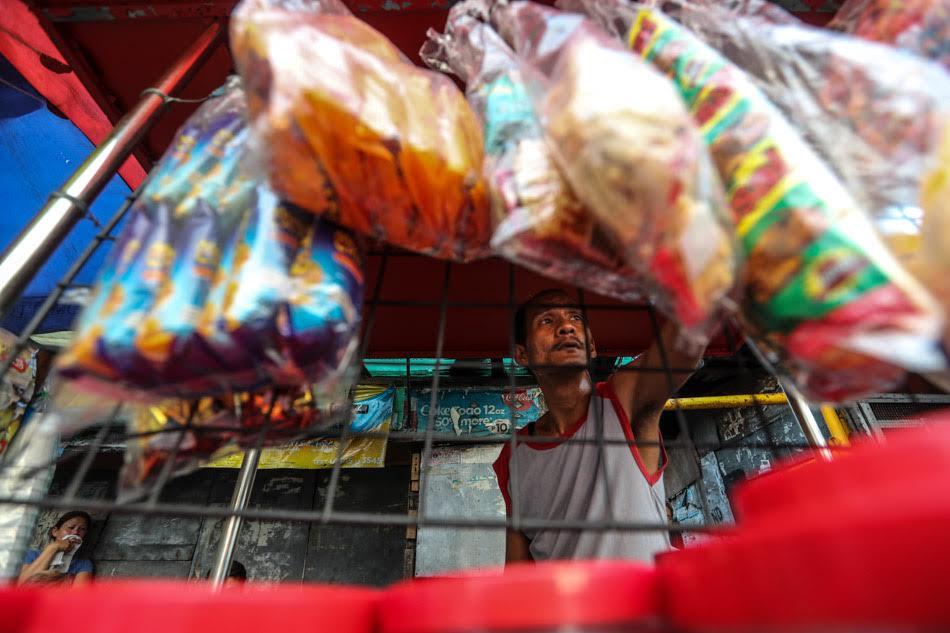 Câu chuyện phía sau bức ảnh người cha nhịn đói lặng nhìn con ăn gà rán-4