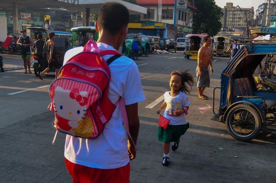 Câu chuyện phía sau bức ảnh người cha nhịn đói lặng nhìn con ăn gà rán-6