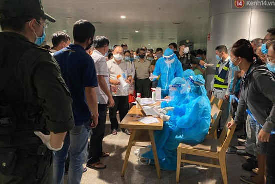 4 mẫu gộp của nhân viên sân bay Tân Sơn Nhất nghi ngờ nhiễm Covid-19