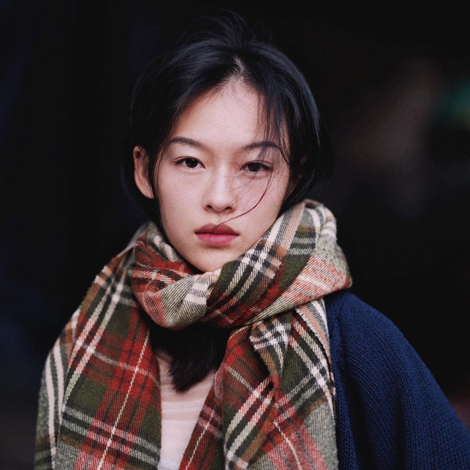 Bức ảnh cưới xuất sắc của bố mẹ ngày xưa, bảo sao con gái lại được cả báo Trung khen xinh!-2