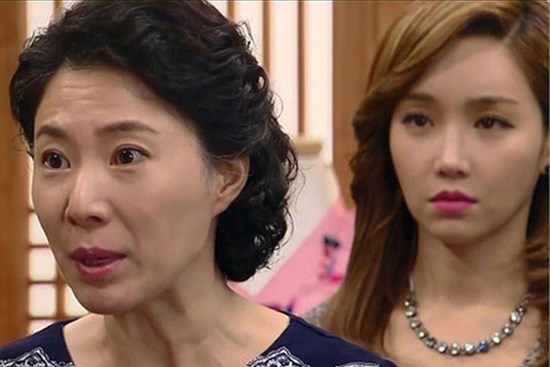 Được mẹ chồng đưa đi chợ Tết thì bị dè bỉu