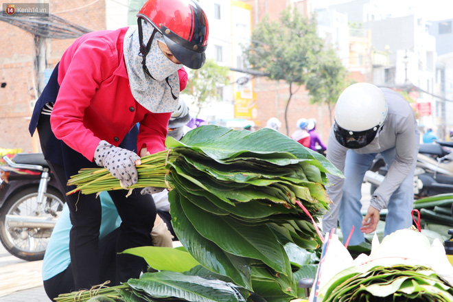 Tưởng ế ẩm mà bán đắt không tưởng, giá gấp đôi vẫn cháy hàng, tiểu thương chợ lá dong hớn hở: Tết này ấm no rồi!-2