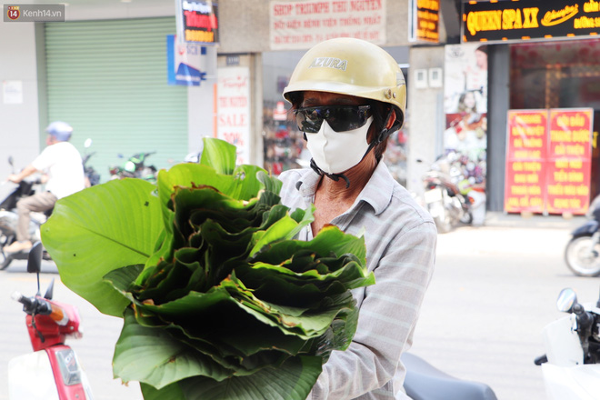 Tưởng ế ẩm mà bán đắt không tưởng, giá gấp đôi vẫn cháy hàng, tiểu thương chợ lá dong hớn hở: Tết này ấm no rồi!-3