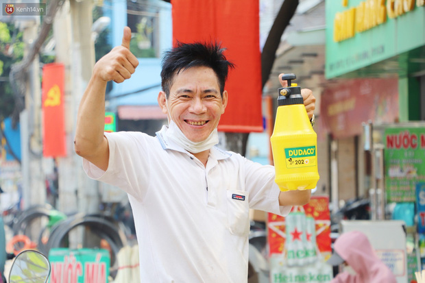 Tưởng ế ẩm mà bán đắt không tưởng, giá gấp đôi vẫn cháy hàng, tiểu thương chợ lá dong hớn hở: Tết này ấm no rồi!-4