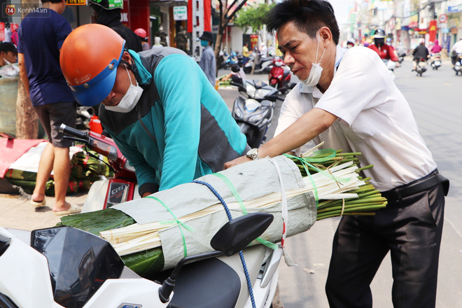 Tưởng ế ẩm mà bán đắt không tưởng, giá gấp đôi vẫn cháy hàng, tiểu thương chợ lá dong hớn hở: Tết này ấm no rồi!-6