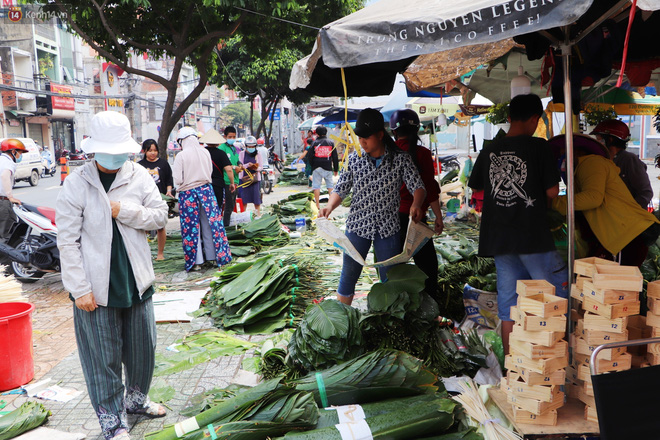 Tưởng ế ẩm mà bán đắt không tưởng, giá gấp đôi vẫn cháy hàng, tiểu thương chợ lá dong hớn hở: Tết này ấm no rồi!-11