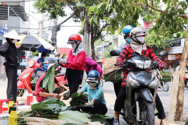 Tưởng ế ẩm mà bán đắt không tưởng, giá gấp đôi vẫn cháy hàng, tiểu thương chợ lá dong hớn hở: Tết này ấm no rồi!-7