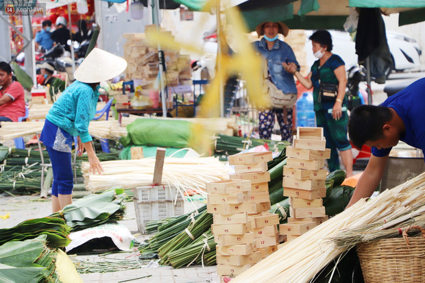 Tưởng ế ẩm mà bán đắt không tưởng, giá gấp đôi vẫn cháy hàng, tiểu thương chợ lá dong hớn hở: Tết này ấm no rồi!-12
