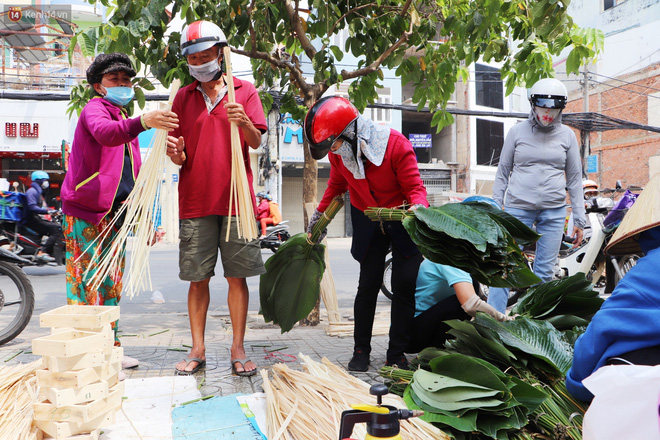 Tưởng ế ẩm mà bán đắt không tưởng, giá gấp đôi vẫn cháy hàng, tiểu thương chợ lá dong hớn hở: Tết này ấm no rồi!-13