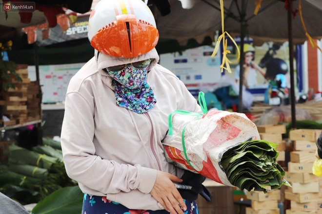 Tưởng ế ẩm mà bán đắt không tưởng, giá gấp đôi vẫn cháy hàng, tiểu thương chợ lá dong hớn hở: Tết này ấm no rồi!-15