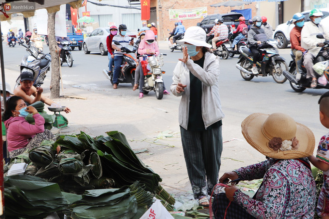 Tưởng ế ẩm mà bán đắt không tưởng, giá gấp đôi vẫn cháy hàng, tiểu thương chợ lá dong hớn hở: Tết này ấm no rồi!-16