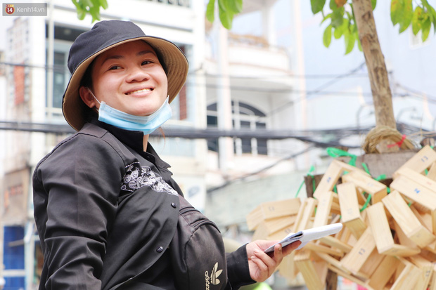 Tưởng ế ẩm mà bán đắt không tưởng, giá gấp đôi vẫn cháy hàng, tiểu thương chợ lá dong hớn hở: Tết này ấm no rồi!-17