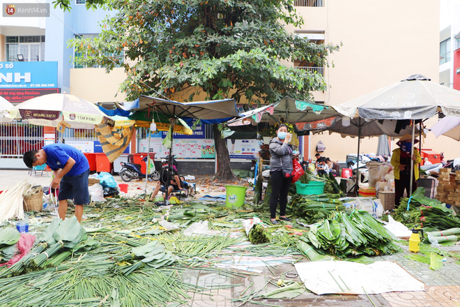 Tưởng ế ẩm mà bán đắt không tưởng, giá gấp đôi vẫn cháy hàng, tiểu thương chợ lá dong hớn hở: Tết này ấm no rồi!-19