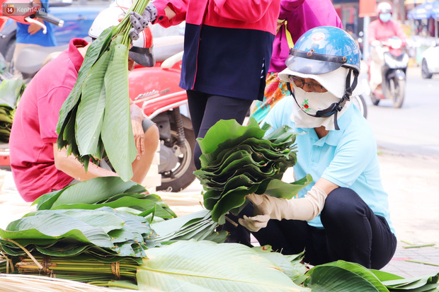 Tưởng ế ẩm mà bán đắt không tưởng, giá gấp đôi vẫn cháy hàng, tiểu thương chợ lá dong hớn hở: Tết này ấm no rồi!-20