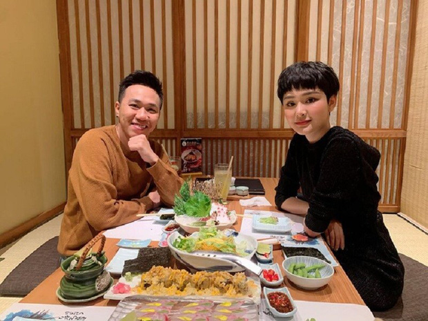 Rộ loạt bằng chứng Anh Đức có bạn gái và còn đưa ra mắt hội bạn Trấn Thành, nhưng người đó không phải Hiền Hồ?-8