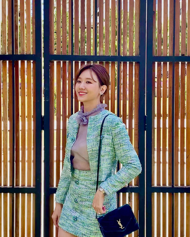 Học 11 cách diện chân váy ngắn của mỹ nhân Việt để Tết này thật trẻ xinh, vóc dáng luôn được hack cao hơn cả chục phân-2