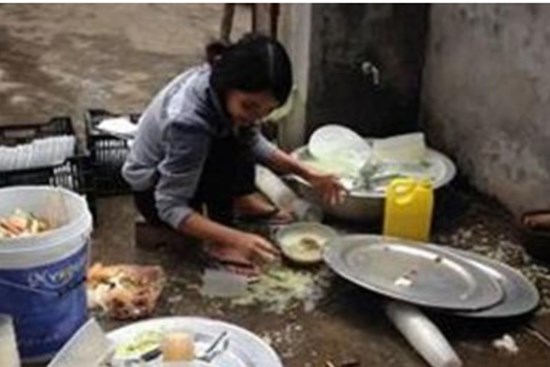 Lần đầu ra mắt nhà bạn trai, cô gái cay cú vì cố tình không ăn nhưng vẫn phải rửa bát