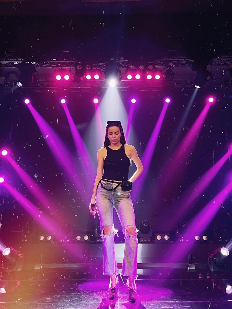 Hà Hồ vừa comeback đã diện cả loạt váy áo ít ai dám mặc, netizen mê mẩn vì thần thái và body đỉnh cao-10