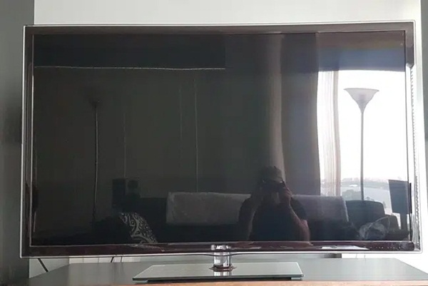 Bé gái 2 tuổi tử vong sau khi gửi nhà trẻ, không có bằng chứng từ camera nhưng hình ảnh phản chiếu trên màn hình TV đã tố cáo ả bảo mẫu-2