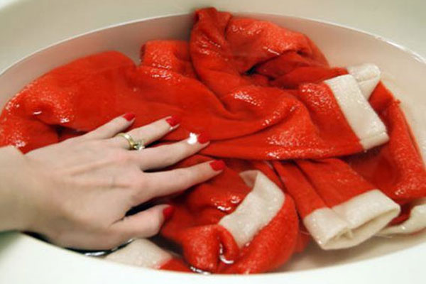 Dùng bàn là cứ làm theo cách này, đảm bảo quần áo phẳng phiu, không bao giờ sợ cháy-2