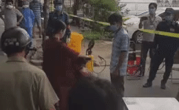 Clip: Người phụ nữ không đeo khẩu trang, cố phi xe ra khỏi khu cách ly gây bức xúc-1