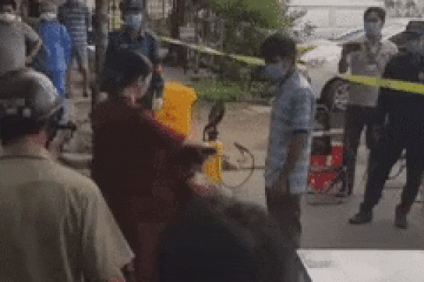 Clip: Người phụ nữ không đeo khẩu trang, cố phi xe ra khỏi khu cách ly gây bức xúc