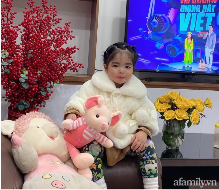 Mẹ vừa mua được cây quất chơi Tết, quay ra quay vào con đã vặt hết quả, cuối năm đúng là mùa thu hoạch của các cháu nhỏ-3