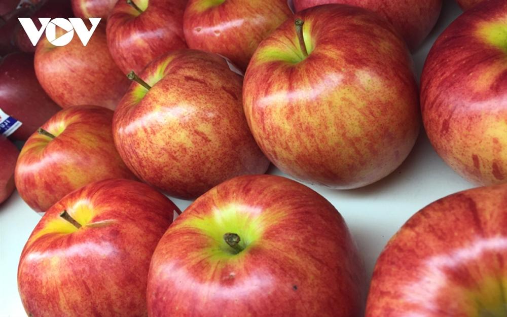 Cận Tết, hoa quả ngoại đầy ắp các cửa hàng, siêu thị, người mua thưa vắng-2