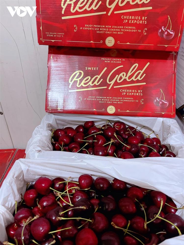 Cận Tết, hoa quả ngoại đầy ắp các cửa hàng, siêu thị, người mua thưa vắng-3