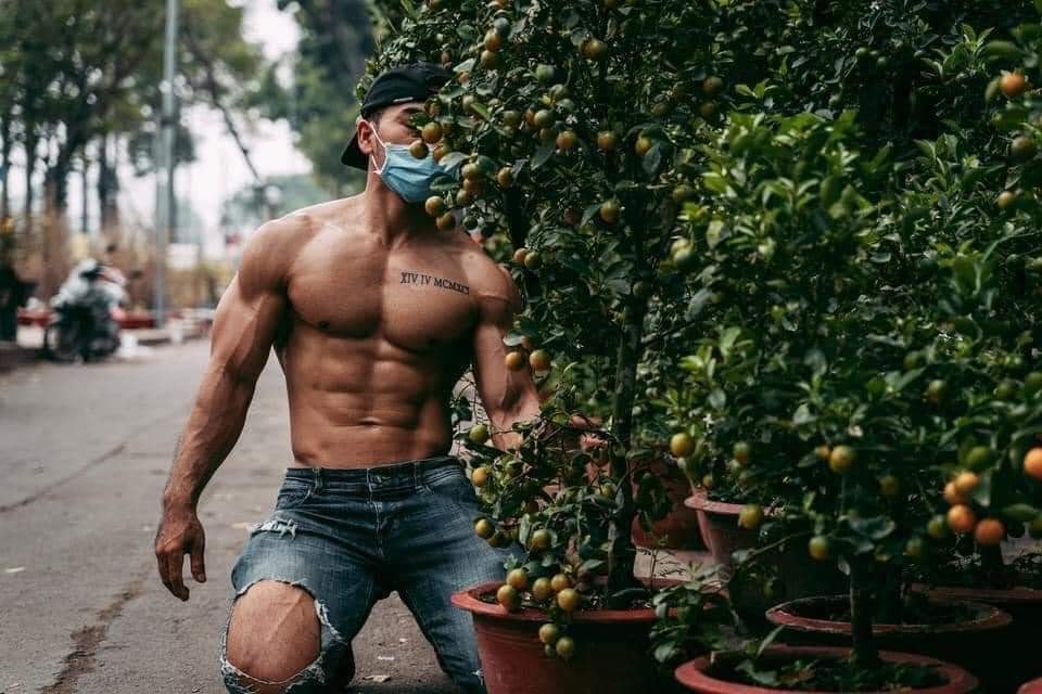 Sau hot boy cơ bắp bán dưa hấu lại tiếp tục xuất hiện chàng trai 6 múi bán quất, đây là xu hướng marketing bán hàng năm nay sao?-2