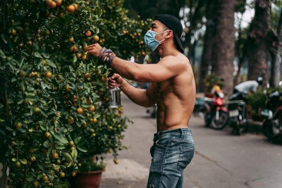 Sau hot boy cơ bắp bán dưa hấu lại tiếp tục xuất hiện chàng trai 6 múi bán quất, đây là xu hướng marketing bán hàng năm nay sao?-4