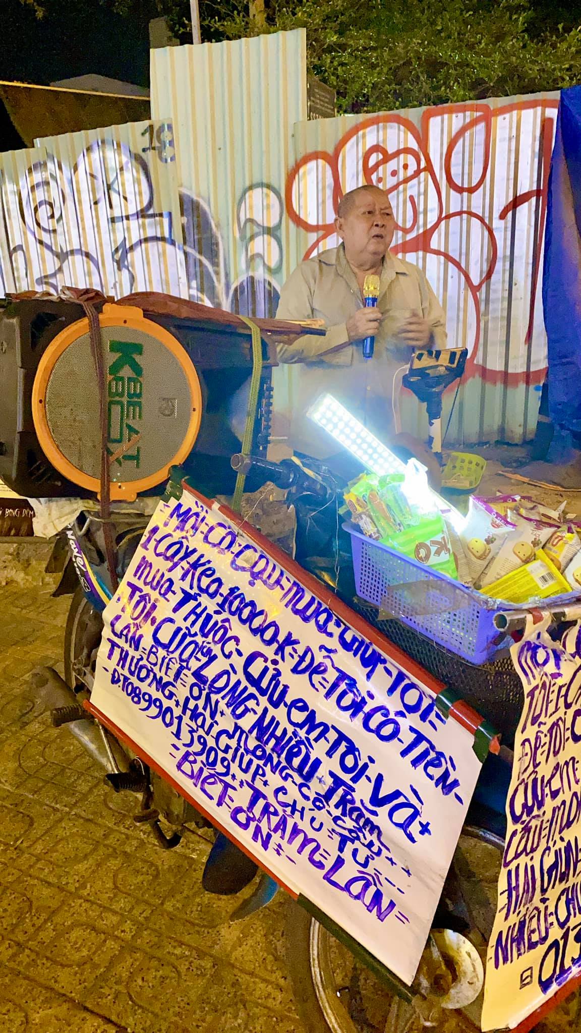 Xót xa cụ ông ở Sài Gòn lúc đêm muộn những ngày giáp Tết vẫn bươn chải hát rong bán hàng kiếm tiền mua thuốc cho em-3