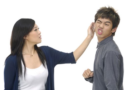 Cô vợ 'tùy hứng' chửi chồng choáng váng khi ngủ dậy đối diện với đơn ly hôn