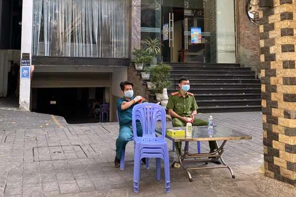 Tài xế xe bán tải tự ý tháo dỡ hàng rào cách ly phòng chống dịch COVID-19, đấm CSGT-1