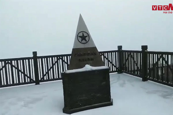 Mưa tuyết phủ trắng đỉnh Fansipan những ngày cuối năm, nhiệt độ xuống -3 độ C-5