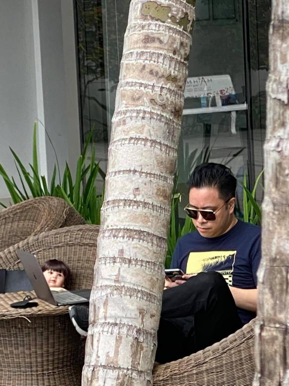 Victor Vũ gây hoang mang tột độ khi ôm búp bê ngồi cafe một mình-3