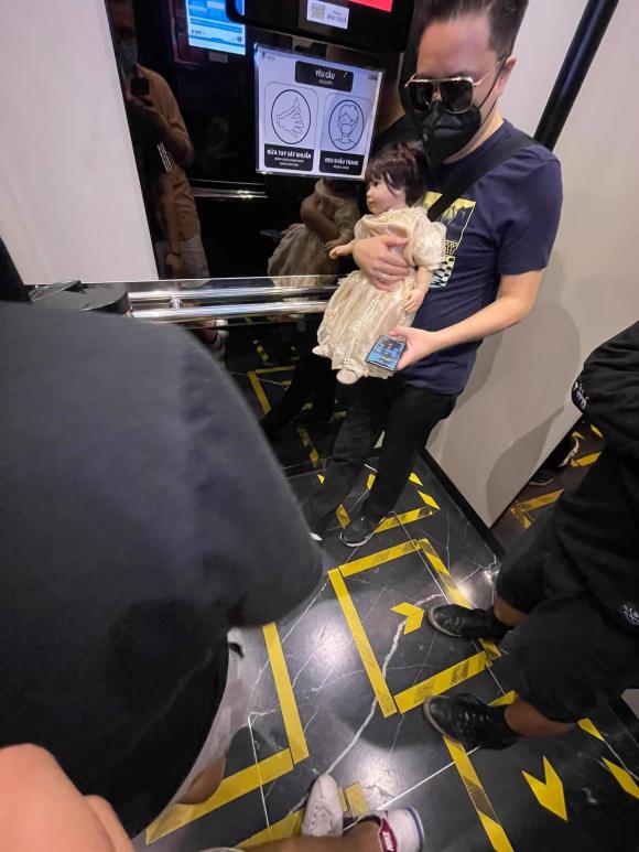 Victor Vũ gây hoang mang tột độ khi ôm búp bê ngồi cafe một mình-1